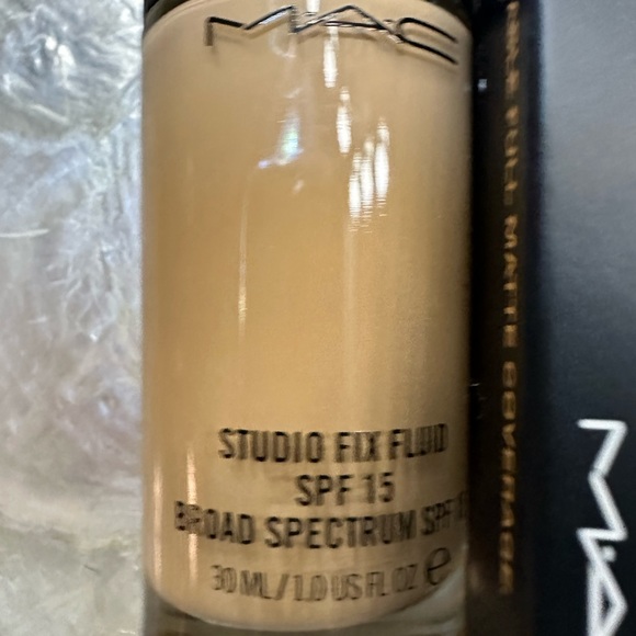MAC Cosmetics Studio Fix Fluid SPF 15 Foundation NC25 - Picture 9 of 14